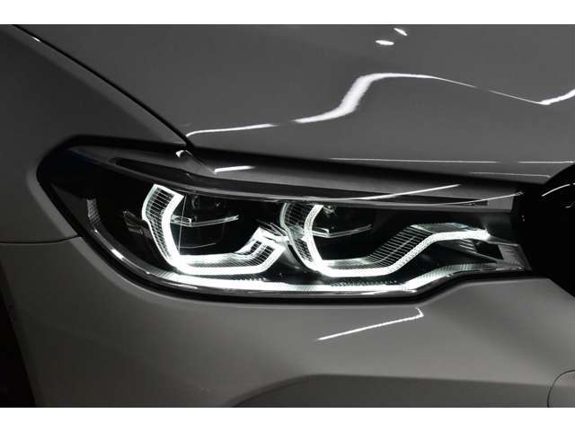 アダプティブLEDヘッドライト！安全性はもちろんデザインも優れたヘッドライトです。夜道も安心して走行可能です。省エネルギー性にも優れております！