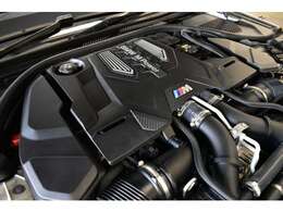 600馬力（カタログ値）を発生する4.4L V型8気筒DOHCエンジン Mツインパワーターボを搭載 しております。BMWならではの駆け抜ける喜びを存分にご堪能いただけます！