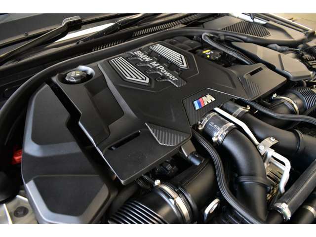 600馬力（カタログ値）を発生する4.4L V型8気筒DOHCエンジン Mツインパワーターボを搭載 しております。BMWならではの駆け抜ける喜びを存分にご堪能いただけます！