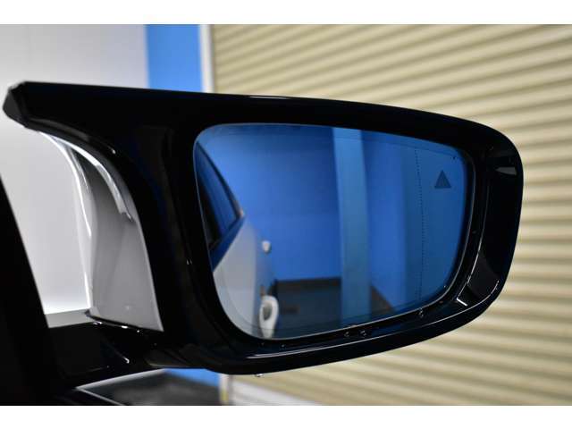 ドライバーから死角になる左右後方の車両や、追い越し車線上を急接近してくる車両を認識してドア・ミラー内側に組み込まれたインジケータを点滅させ、ドライバーに警告します。