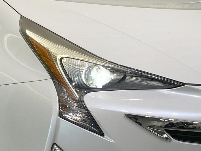 【LEDヘッドライト】悪天候や夜間走行時も良好な視界を確保し安心して運転できる高輝度LEDヘッドライトを装備！点灯速度が早く、消費電力も抑えられています。