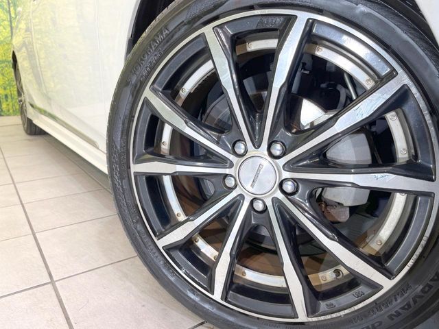 【17インチアルミホイール】外観にマッチしたアルミホイールを装着しております。各種アルミホイールや、スタッドレスタイヤも取扱いしております。是非ご相談ください♪