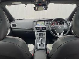 V40クロスカントリー　入庫です。メモリ機能付きパワーシートやパドルシフトなど快適装備盛りだくさん♪もちろんボルボが世界に誇る安全機能も多数装備！是非ご検討ください。