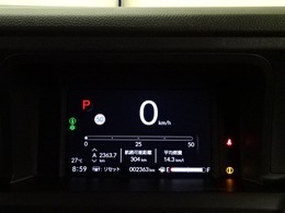 一目でわかるスピードメーターをはじめ各種計器類は運転中でも確認しやすく安全運転につながります