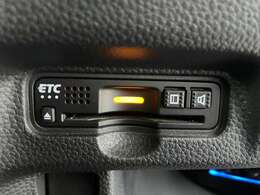 【ETC】有料道路を利用する際に料金所で停止することなく通過できる、ETC車載器（ノンストップ自動料金収受システム機器）が装備されています。セットアップを行うことで利用可能になります。