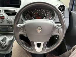 ★万が一の事故から大切な人を守る、安心安全のWエアバックを装備しています。★