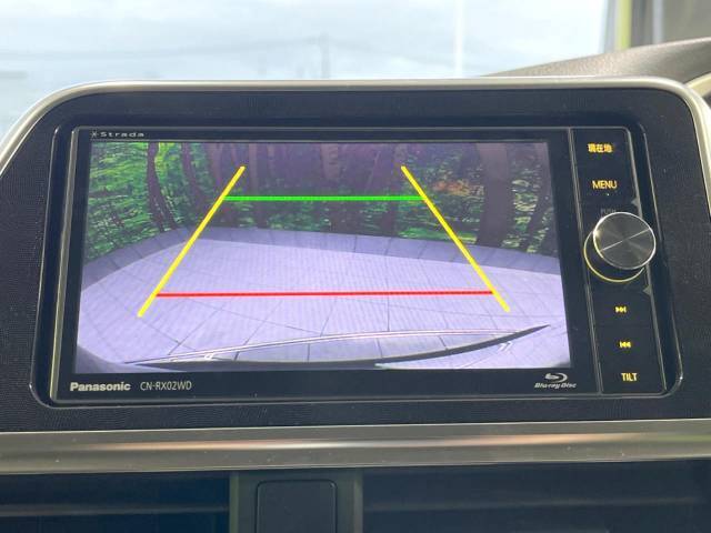 【バックカメラ】駐車時に後方がリアルタイム映像で確認できます。大型商業施設や立体駐車場での駐車時や、夜間のバック時に大活躍！運転スキルに関わらず、今や必須となった装備のひとつです！