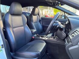 【黒革シート】上質な本革を使用し、高級感あふれる黒革シート。常に体に触れる部分だから、座り心地の良さにはこだわりたいですね♪汚れの付着や劣化を抑制する内装コーティング施工もおススメですよ♪