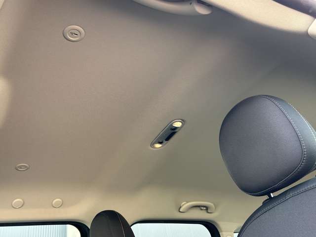 ご来場が難しいお客様でもご安心下さい、店頭在庫でしたらテレビ電話などを使いお車の詳細をご説明させて頂く事も可能でございます。当店スタッフが真心込めてご対応させて頂きます。