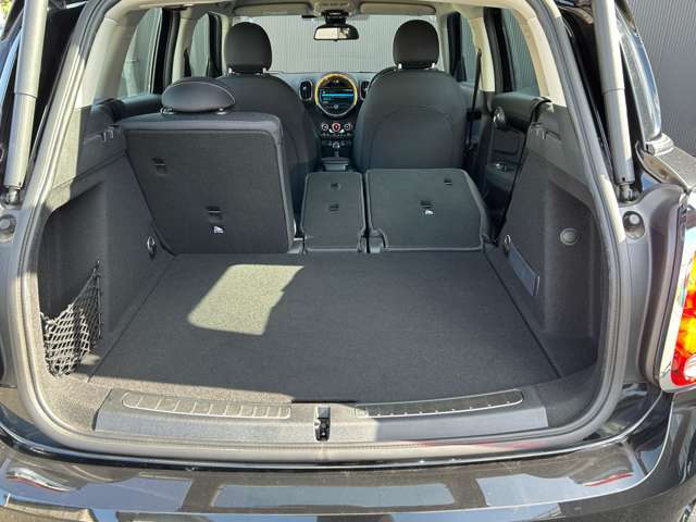 LIBERALAでは多種多様の車種をご用意させていただいております。お客様がご納得いくまで、そのお車の持つ特性を五感すべてで感じ取っていただける場をご提供します。