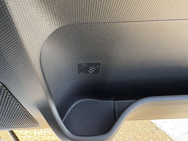 ドリンクフォルダ運転席側にも装備しております！