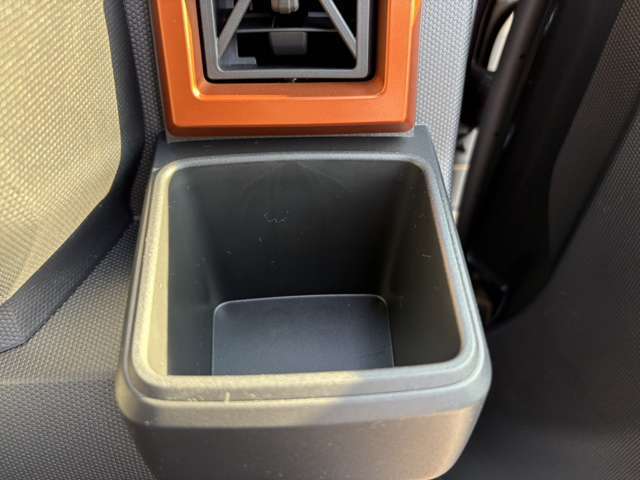 ドリンクフォルダ運転席側にも装備しております！