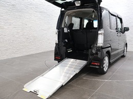 車いすのサイズ、形状によっては乗り込みが出来ない場合がございます。可能であれば、ご来店の上確認をお勧めいたします。