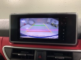 リバースギアに入れるだけで後方の表示へ切り替わります。夜間や雨の日の駐車も楽になりますよ。