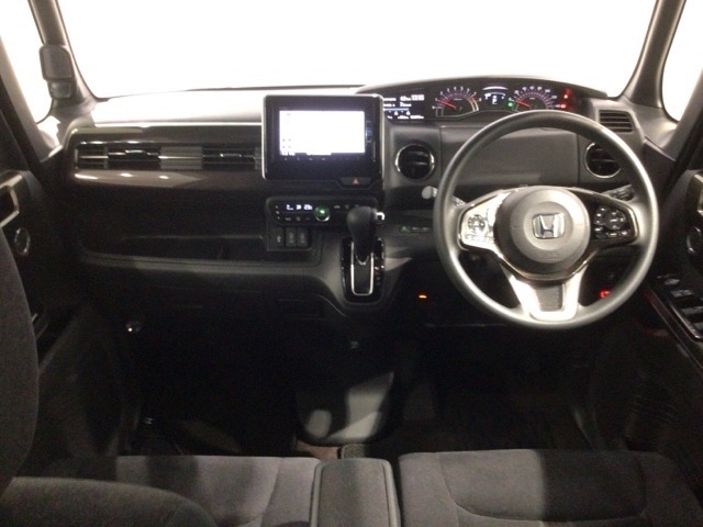 使いやすいレイアウトのダッシュボード周辺です。オートエアコンや小物入れなど嬉しい装備が満載です。