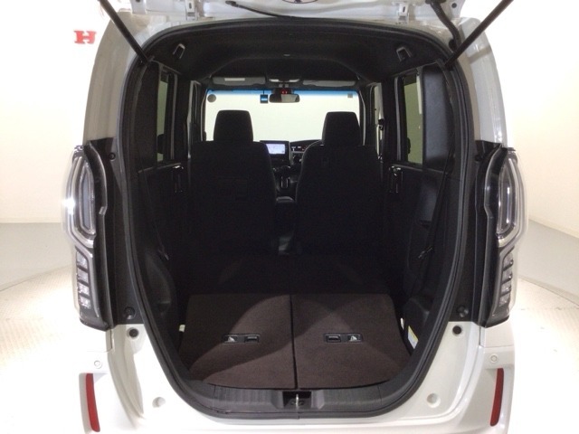 リアシートを倒すと、ラゲッジスペースを広くお使いいただけます！