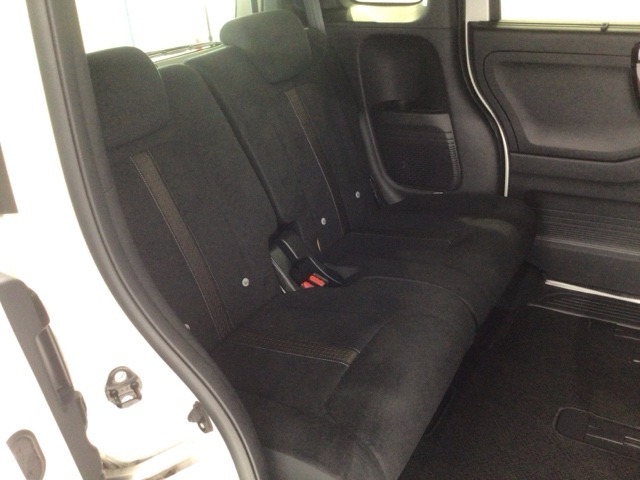 後席も余裕の広さ！ゆったりくつろげます！！