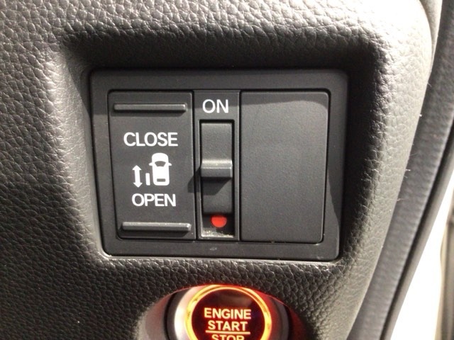 パワースライドドアが付いています。ワンタッチで簡単にお子様でも、お年寄りの方でも、開閉できますからとても便利です。キーレスや車内スイッチでも自動でドアの開閉ができます。