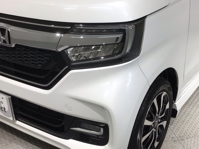 LEDヘッドライトは、点灯の瞬間から最大光量を発揮し、突然暗くなるトンネルなどでの安定感を高めます。