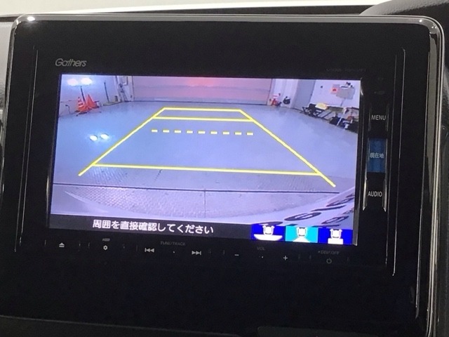 リバースギアに入れるだけで後方の表示へ切り替わります。夜間や雨の日の駐車も楽になりますよ。