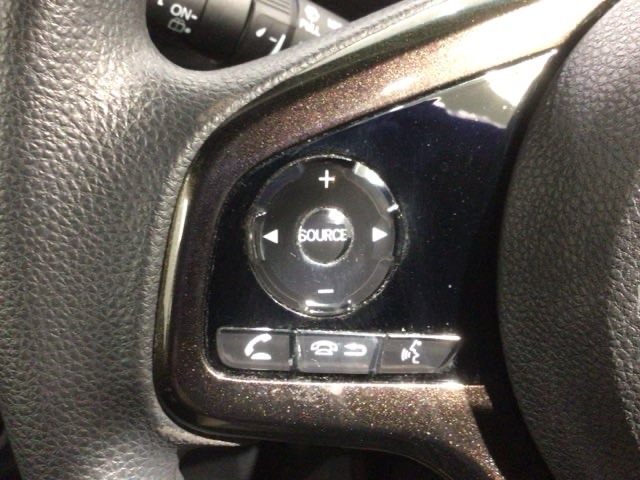 ステアリングにオーディオ操作スイッチが付いています。オーディオ画面に直接タッチしなくても操作が出来ますので、運転に集中できます。