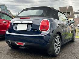 ラピスラグジュアリーブルーのボディーにインテリアはデザイン＆ファンクションパッケージ(ZBS)とペッパーパッケージ、カメラ＆パーキングアシストパッケージが装着されています。