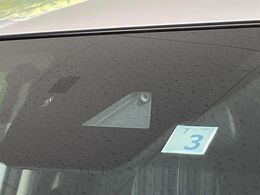【スマートシティブレーキサポート】低速走行中に前方の車両等を認識し、衝突しそうな時は警報とブレーキで衝突回避と被害軽減をアシスト。より安全にドライブをお楽しみいただけます。