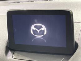 【純正ナビ】人気の純正ナビを装備しております。ナビの使いやすさはもちろん、オーディオ機能も充実！キャンプや旅行はもちろん、通勤や買い物など普段のドライブも楽しくなるはず♪