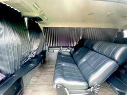 3人掛けREVOシートが取付されています。カーテンが装備されていますので、プライベート空間で車中泊が楽しめます