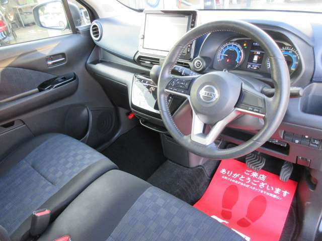 装備充実！エマージェンシーブレーキ　純正9型ナビ　地デジ　アラウンドビューモニター　Bluetooth　USB　アイドリングストップ　ETC　インテリキー　オートライト　LEDヘッド　純正14AW