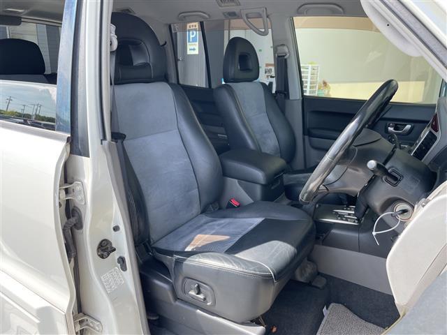 【運転席】座り心地が良いシートなので長時間の運転でも快適にお過ごしいただけます。新品のフロアマットのご注文も可能です。掲載箇所以外にご希望の写真がございましたらお気軽にお問い合わせ下さい。