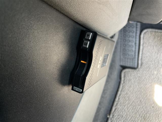 【ETC】有料道路を利用する際に料金所で停止することなく通過できる、ETC車載器（ノンストップ自動料金収受システム機器）が装備されています。セットアップを行うことで利用可能になります。