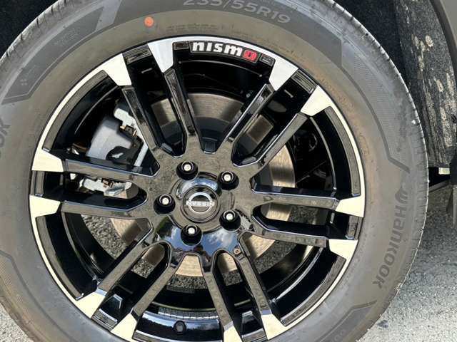 新型エクストレイル用にLMX6Sシリーズの新サイズを設定。リム部に鮮やかなNISMOロゴを配し、スポーティなデザインで力強さを感じます