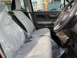 【運転席】座り心地が良いシートなので長時間の運転でも快適にお過ごしいただけます。新品のフロアマットのご注文も可能です。掲載箇所以外にご希望の写真がございましたらお気軽にお問い合わせ下さい。