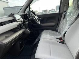 【助手席】きれいな助手席なので家族や友だちに乗ってもらっても安心です！新品のフロアマットのご注文も可能です。掲載箇所以外にご希望の写真がございましたらお気軽にお問い合わせ下さい。