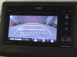 リバースギアに入れるだけで後方の表示へ切り替わります。夜間や雨の日の駐車も楽になりますよ。
