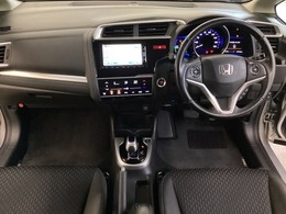 車内は光触媒抗菌消臭施工済です。スタイリッシュなデザインでスポーティなインパネ周りを演出します。グローブボックスやカップホルダーのほかにトレーなどたくさんの収納スペースが付いています。