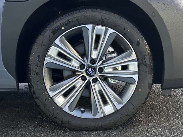 タイヤサイズは235/50R20残り溝8分　2023年式です