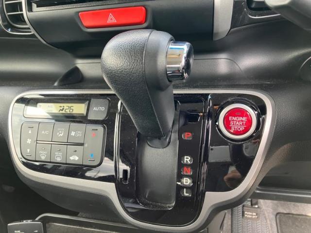 WECARSの展示場では実際に見て、触ってお車をお選びいただけます！知識の豊富な営業スタッフが様々なカーライフをご提案いたします！