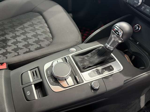 MMIナビ操作スイッチ　電子サイドブレーキ