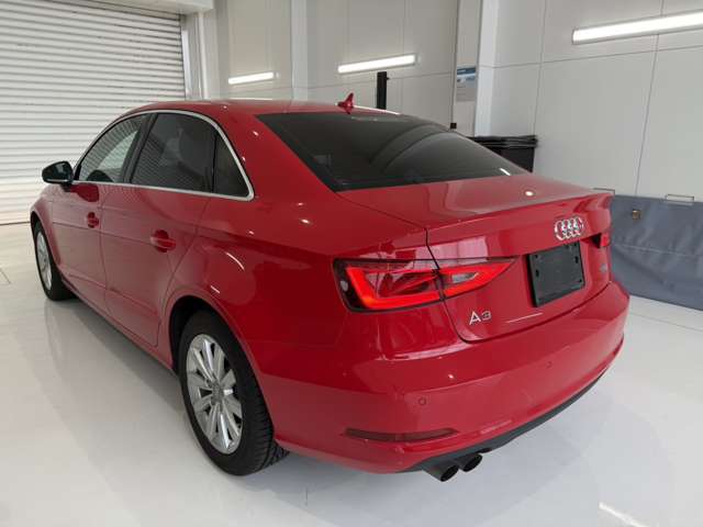 リアガラスはフィルムを貼っております。