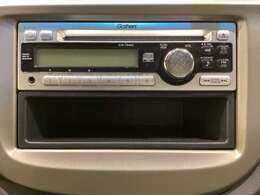 純正CDチューナーにはAUX入力端子がついてますので外部入力から音楽などを楽しめます。その下には1DIN分の小物入れがついています。CDケースなどを入れるのに便利です。