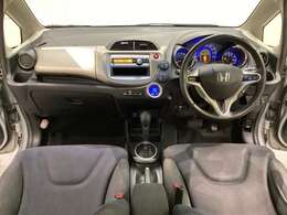 車内は光触媒抗菌消臭施工済です。インパネ周りはスタイリッシュなデザインで機能や装備も充実しています。グローブボックスやカップホルダーのほかにトレーなどたくさんの収納スペースが付いています。