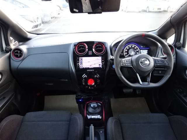 室内はハンドル周りからシート、床に至るまで、エンジンルームやボディももちろん隅々まで専門スタッフが一生懸命クリーニングし磨き上げています！綺麗なクルマで快適なドライブを！