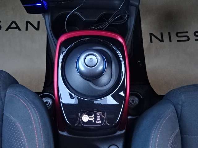 ドライブモードスイッチ。走行性能特性を変更できます。