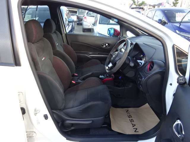 視界も広く、座りやすいドライバーズシート。ぜひ、店頭でお試しください。