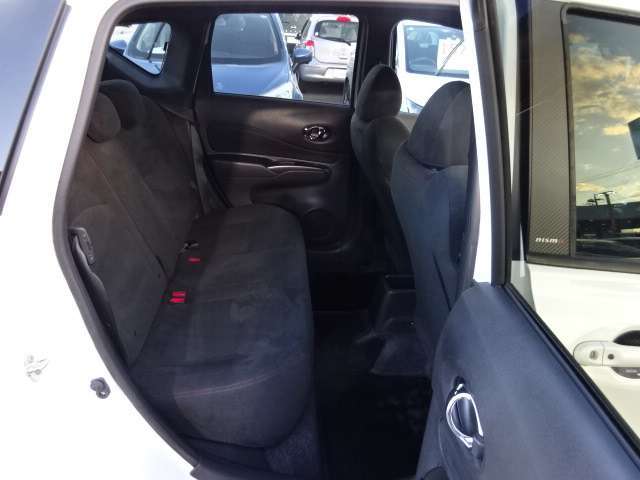 後部座席も気になるようなキズ・汚れやへたり等、大きなダメージはなく、良好な状態です。しっかりとクリーニング整備をしご納車いたします。