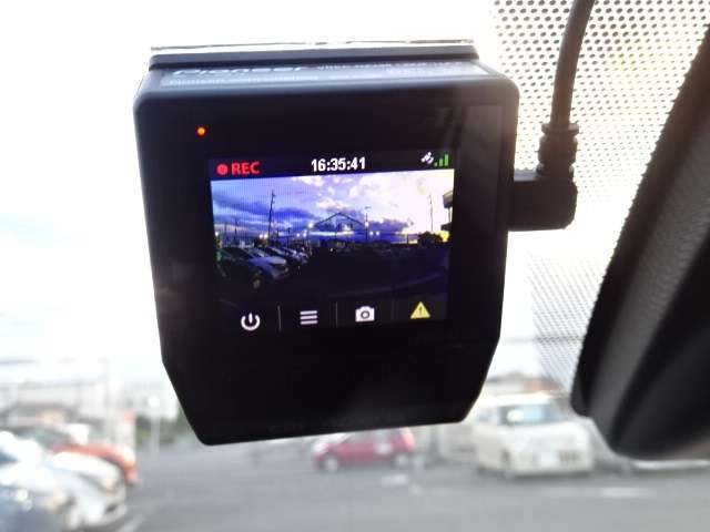 【ドラレコ】最近の装着率の高いドライブレコーダー装備です。万が一の時の証明やアオリ運転の抑制効果もありますね。