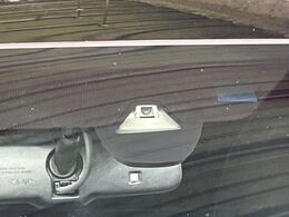 【ホンダセンシング】走行中に前方の車両等を認識し、衝突しそうな時は警報とブレーキで衝突回避と被害軽減をアシスト。より安全にドライブをお楽しみいただけます。