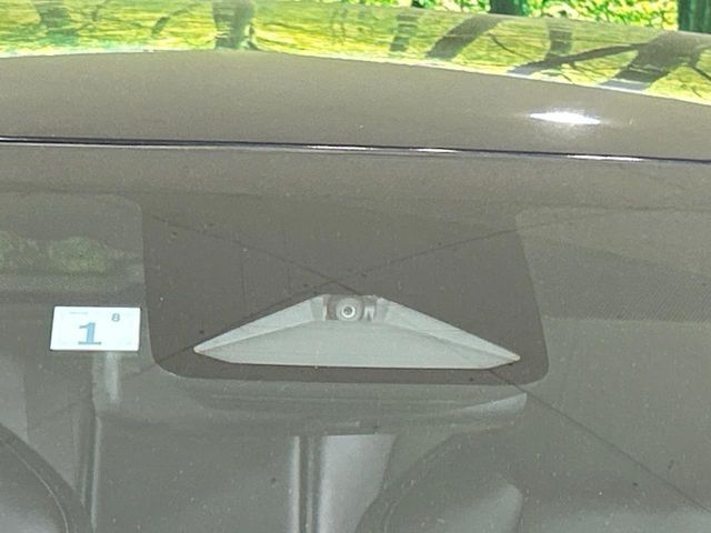 【プリクラッシュセーフティ】前方の車両等を検知し、衝突しそうな時は警報で注意を促し、ブレーキを踏む力をサポート。ブレーキを踏めなかった場合は衝突被害軽減ブレーキが作動、衝突回避をサポートします。